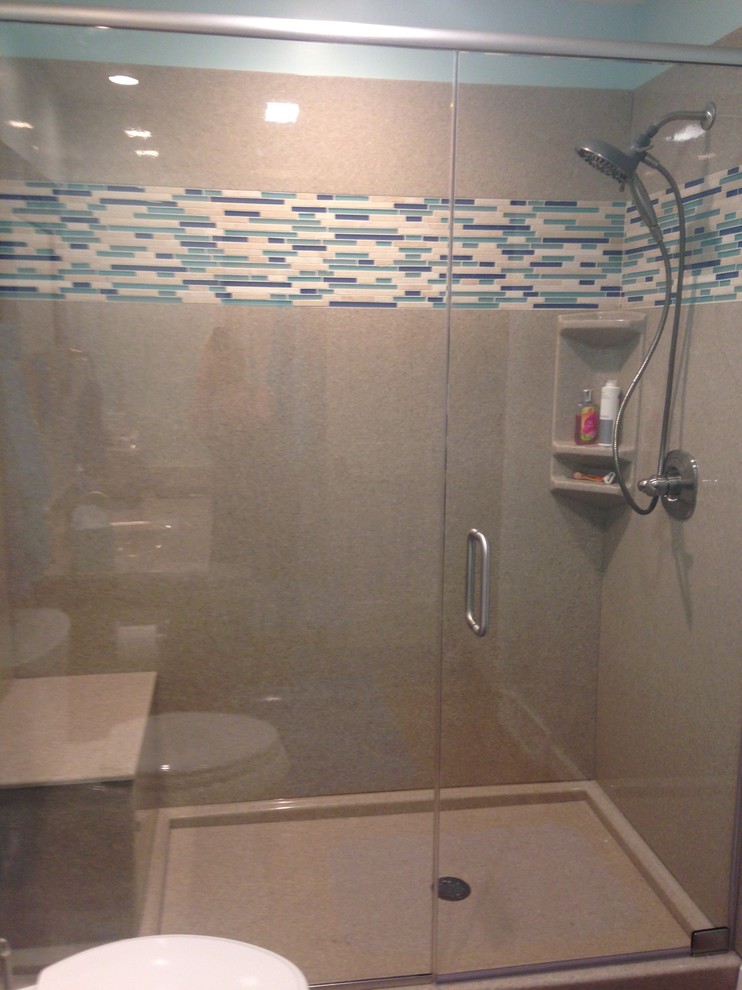 Foto di una stanza da bagno padronale chic di medie dimensioni con doccia alcova, WC a due pezzi, piastrelle blu, piastrelle a mosaico, pareti blu, pavimento in vinile, lavabo integrato, top in onice, pavimento beige e porta doccia a battente
