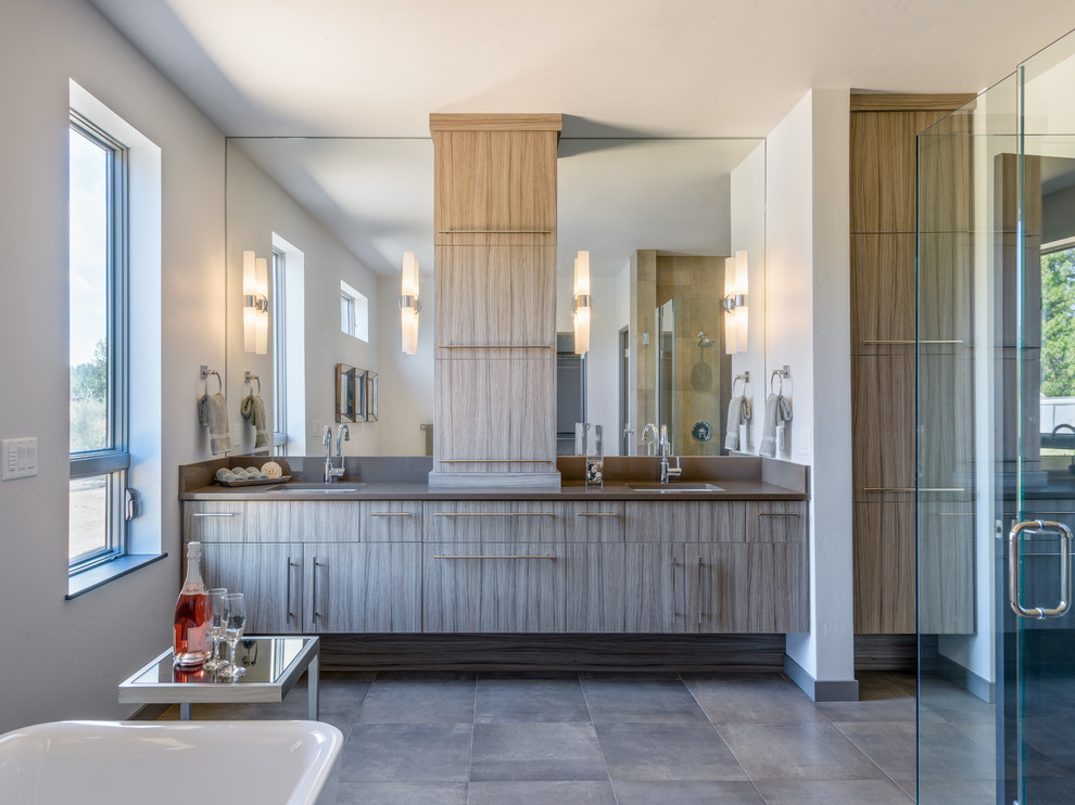 Свежая идея для дизайна: ванная комната в современном стиле с врезной раковиной, плоскими фасадами, фасадами цвета дерева среднего тона и коричневой столешницей - отличное фото интерьера