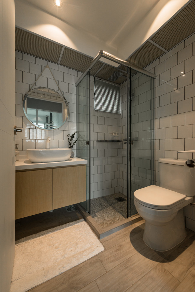Идея дизайна: маленькая ванная комната в скандинавском стиле для на участке и в саду