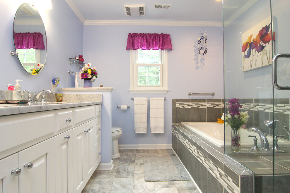 Inredning av ett klassiskt mellanstort en-suite badrum, med ett undermonterad handfat, luckor med upphöjd panel, vita skåp, marmorbänkskiva, ett platsbyggt badkar, en öppen dusch, en toalettstol med separat cisternkåpa, grå kakel, porslinskakel, lila väggar och linoleumgolv