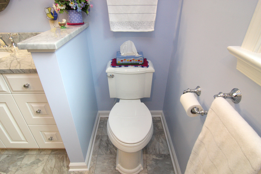 Bild på ett mellanstort vintage en-suite badrum, med ett undermonterad handfat, luckor med upphöjd panel, vita skåp, marmorbänkskiva, ett platsbyggt badkar, en öppen dusch, en toalettstol med separat cisternkåpa, grå kakel, porslinskakel, lila väggar och linoleumgolv