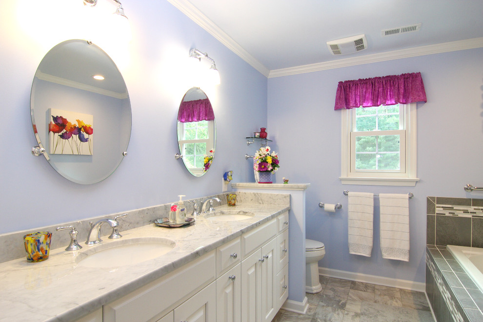Idées déco pour une salle de bain principale classique de taille moyenne avec un lavabo encastré, un placard avec porte à panneau surélevé, des portes de placard blanches, un plan de toilette en marbre, une baignoire posée, une douche ouverte, WC séparés, un carrelage gris, des carreaux de porcelaine, un mur violet et un sol en linoléum.