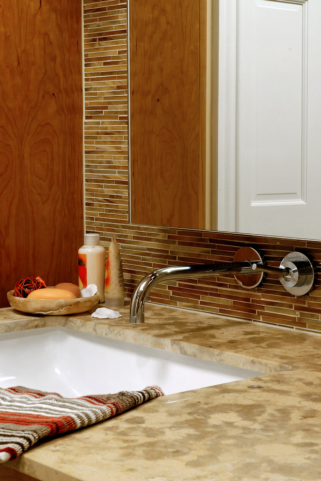 Bild på ett mellanstort vintage en-suite badrum, med luckor med glaspanel, skåp i mellenmörkt trä, en dusch/badkar-kombination, en vägghängd toalettstol, beige väggar, klinkergolv i terrakotta, ett undermonterad handfat och granitbänkskiva