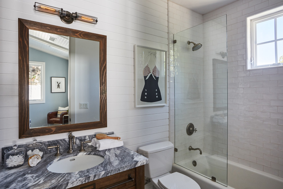 Foto de cuarto de baño principal tradicional renovado con armarios estilo shaker, puertas de armario negras y bañera exenta