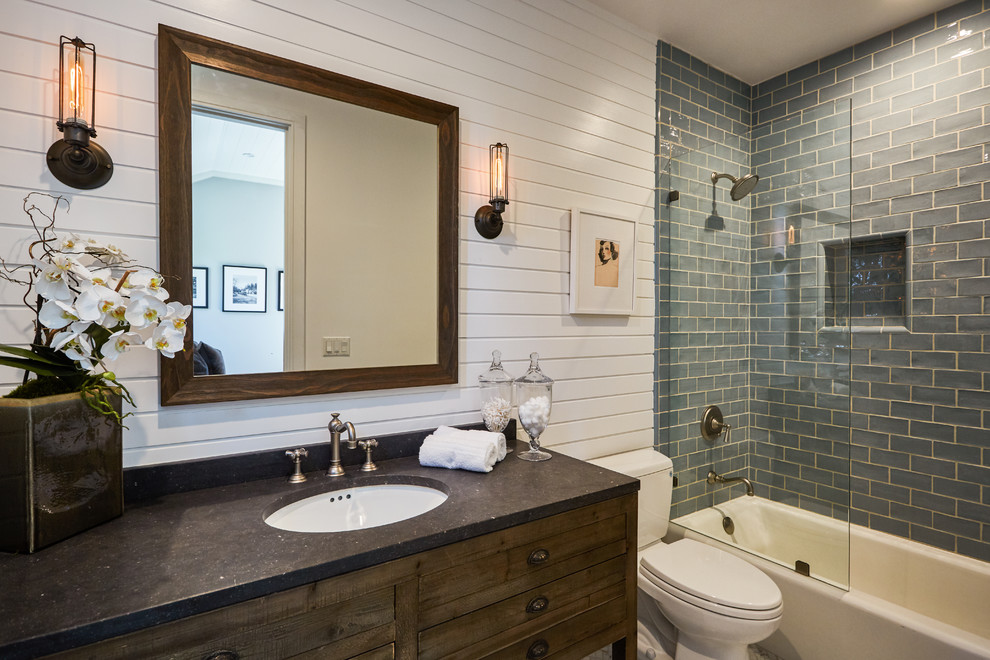 Ejemplo de cuarto de baño principal actual con armarios estilo shaker, puertas de armario negras y bañera exenta