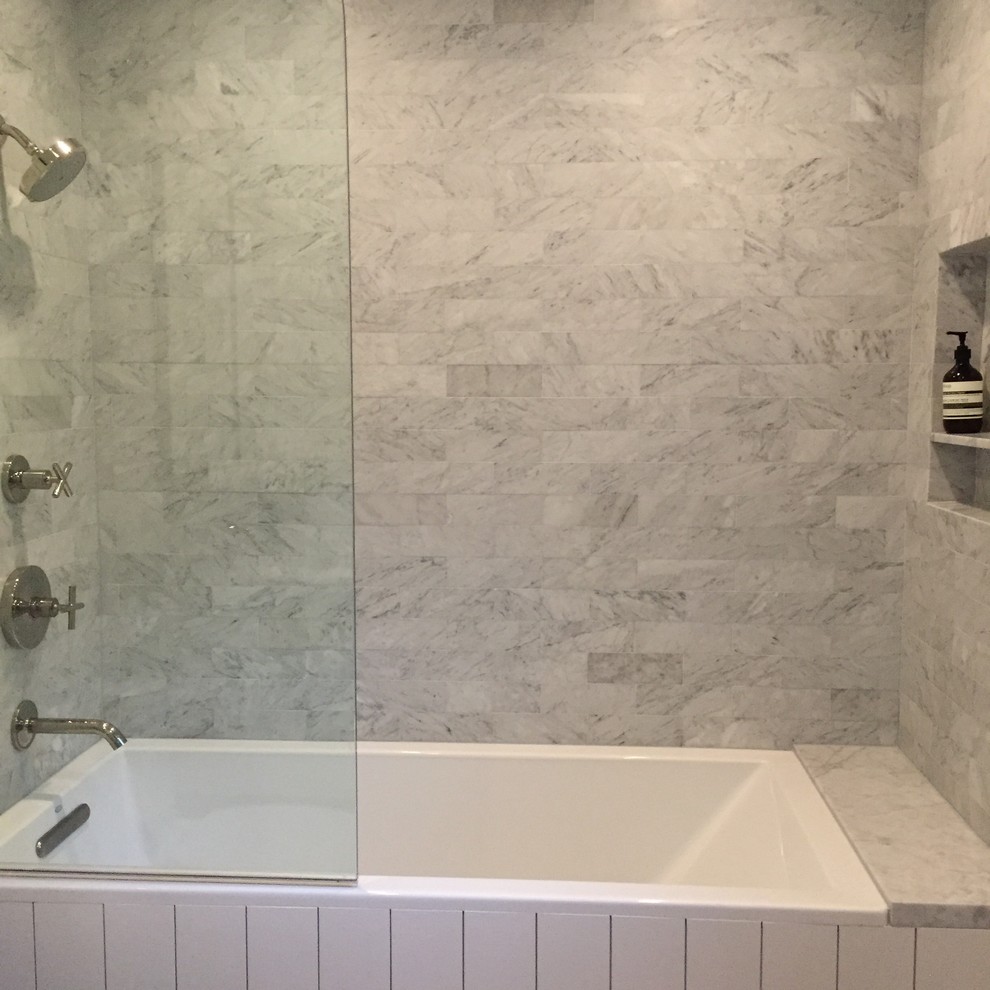 На фото: маленькая главная ванная комната в морском стиле с плоскими фасадами, белыми фасадами, ванной в нише, душем в нише, унитазом-моноблоком, черно-белой плиткой, мраморной плиткой, белыми стенами, полом из керамогранита, врезной раковиной, мраморной столешницей, коричневым полом, открытым душем и белой столешницей для на участке и в саду