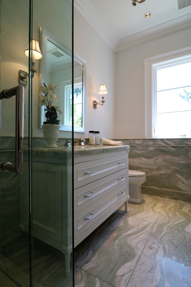 Foto de cuarto de baño clásico renovado con paredes blancas y suelo de mármol