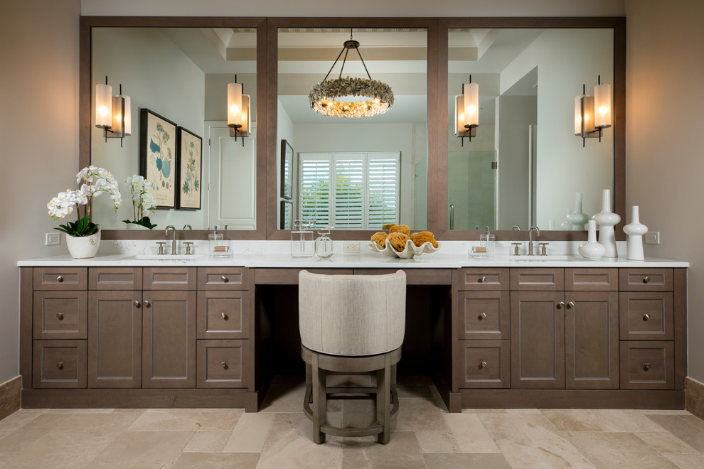 Cette image montre une salle de bain principale marine avec un placard à porte shaker, des portes de placard marrons, un mur beige, un lavabo encastré, un sol beige et un plan de toilette blanc.