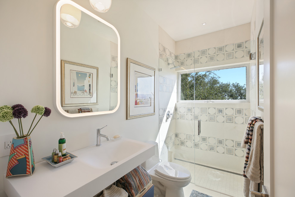 Foto de cuarto de baño contemporáneo con ducha empotrada, baldosas y/o azulejos grises, baldosas y/o azulejos blancos, paredes blancas, aseo y ducha, lavabo suspendido, suelo blanco, ducha con puerta con bisagras y espejo con luz