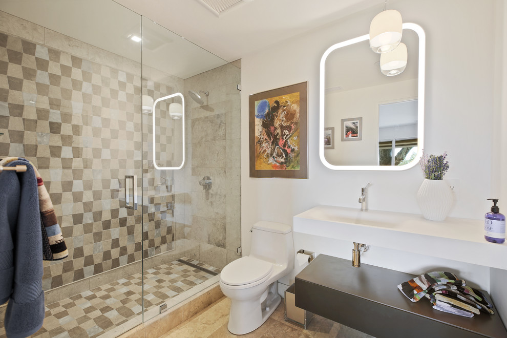 Foto de cuarto de baño contemporáneo con ducha empotrada, sanitario de una pieza, baldosas y/o azulejos beige, paredes blancas, aseo y ducha, lavabo suspendido, suelo marrón y ducha con puerta con bisagras