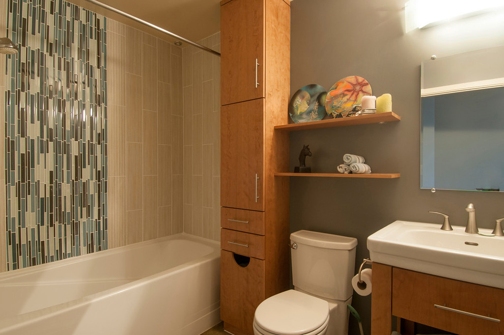Idée de décoration pour une salle d'eau minimaliste en bois brun de taille moyenne avec un placard à porte plane, une baignoire d'angle, un combiné douche/baignoire, WC à poser, un carrelage beige, un mur gris, des carreaux de céramique, un plan vasque, un plan de toilette en surface solide et une cabine de douche avec un rideau.