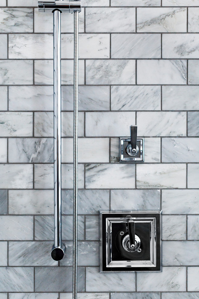 Klassisk inredning av ett mellanstort vit vitt en-suite badrum, med luckor med infälld panel, blå skåp, en öppen dusch, en toalettstol med hel cisternkåpa, grå kakel, keramikplattor, grå väggar, ett nedsänkt handfat, marmorbänkskiva och dusch med gångjärnsdörr