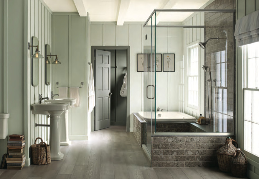 Esempio di una stanza da bagno contemporanea con lavabo a colonna, vasca da incasso, doccia aperta, WC a due pezzi e piastrelle bianche