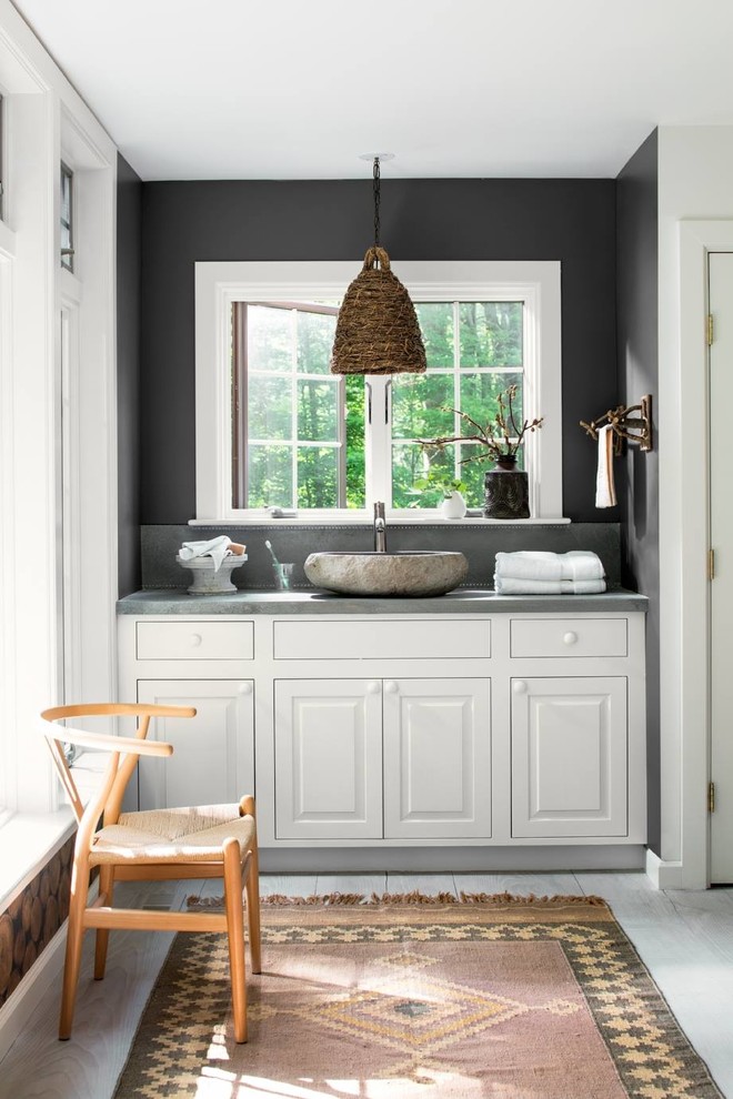 Modelo de cuarto de baño tradicional renovado con armarios con paneles con relieve, puertas de armario blancas, paredes grises, lavabo sobreencimera, suelo blanco y encimeras grises