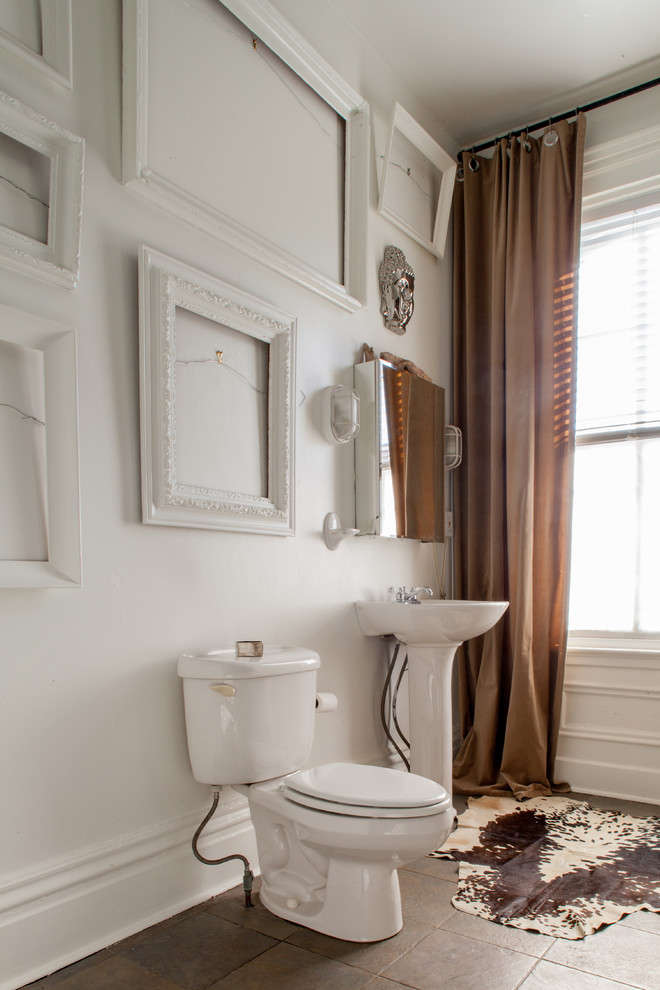 Imagen de cuarto de baño ecléctico con lavabo con pedestal, sanitario de dos piezas y baldosas y/o azulejos marrones