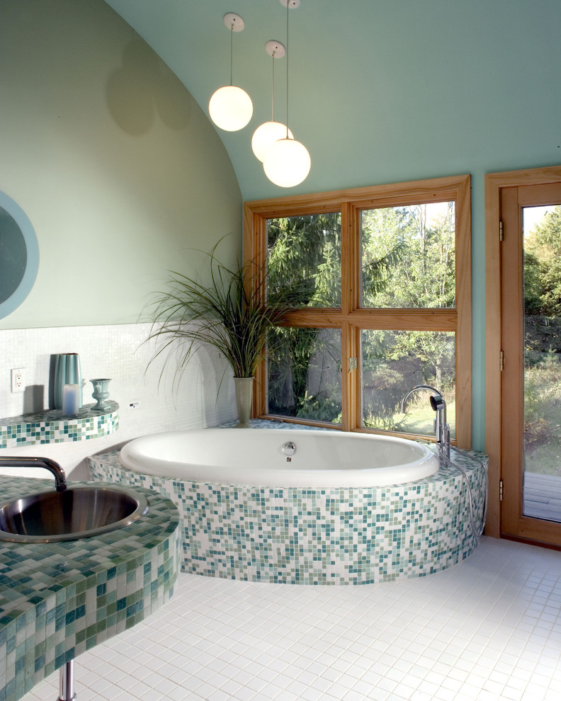 Источник вдохновения для домашнего уюта: ванная комната в современном стиле с накладной раковиной, столешницей из плитки, накладной ванной, разноцветной плиткой, плиткой мозаикой и бирюзовой столешницей