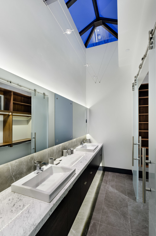 Ejemplo de cuarto de baño contemporáneo con lavabo encastrado, armarios con paneles lisos, puertas de armario negras y paredes blancas