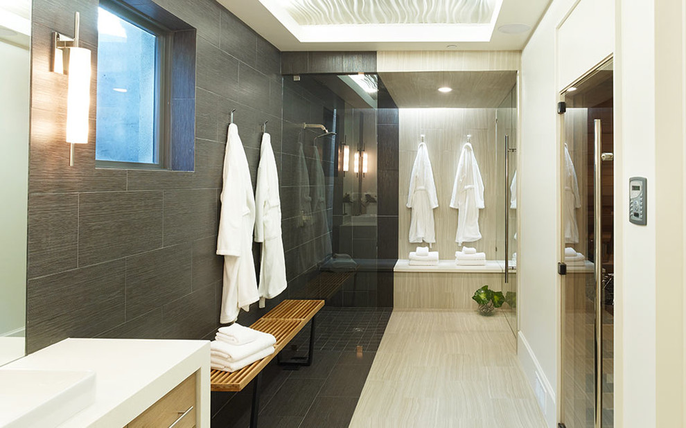 Immagine di una grande sauna moderna con doccia aperta, piastrelle grigie, piastrelle in gres porcellanato, pareti bianche, pavimento in gres porcellanato, pavimento beige e doccia aperta