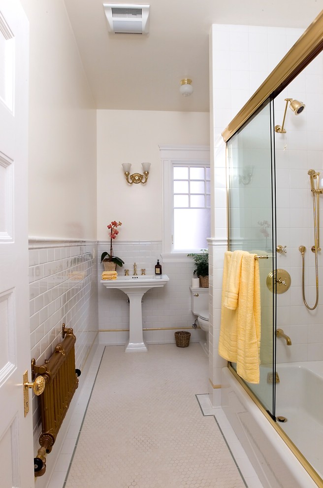サンフランシスコにある高級な中くらいなヴィクトリアン調のおしゃれなバスルーム (浴槽なし) (アルコーブ型シャワー、一体型トイレ	、白いタイル、セラミックタイル、白い壁、セラミックタイルの床、ペデスタルシンク、ベージュの床、引戸のシャワー) の写真