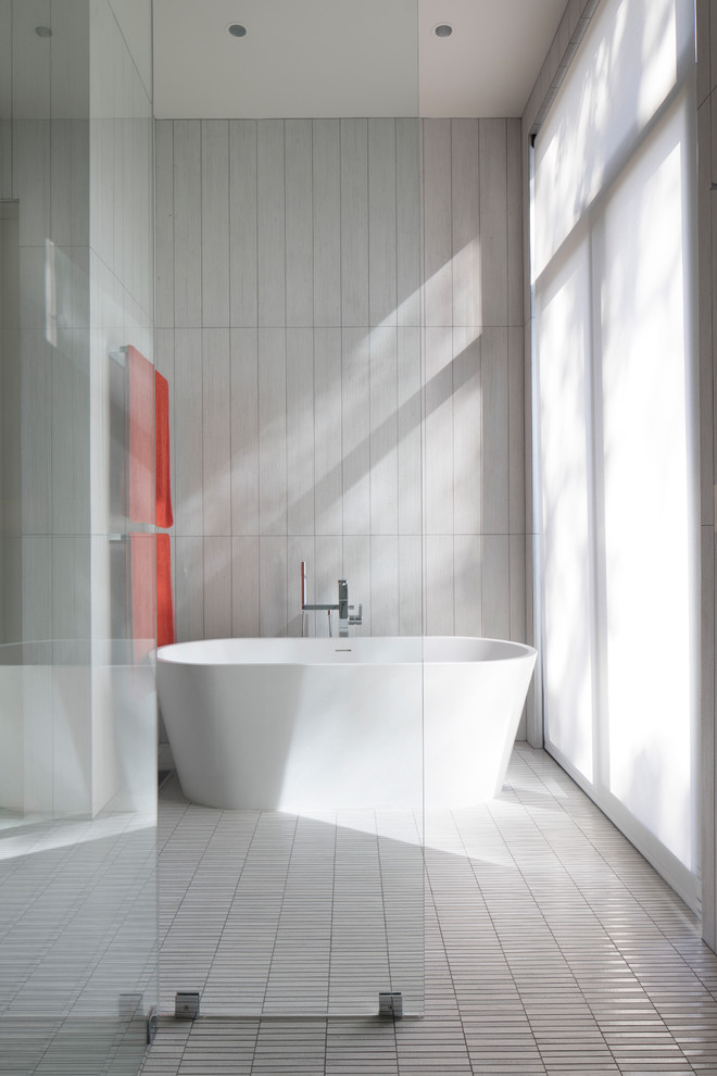 Aménagement d'une salle de bain principale moderne de taille moyenne avec une baignoire indépendante, une douche à l'italienne, un sol en carrelage de céramique, un carrelage gris et un sol gris.