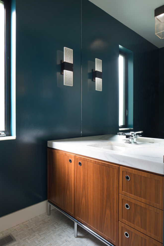 Foto på ett mellanstort funkis gul badrum med dusch, med möbel-liknande, skåp i mellenmörkt trä, en vägghängd toalettstol, blå kakel, blå väggar, klinkergolv i keramik, ett integrerad handfat, marmorbänkskiva och beiget golv