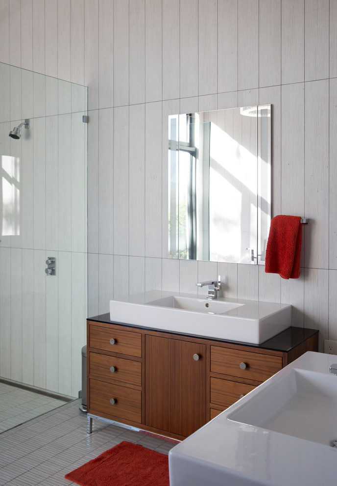 Idéer för att renovera ett stort funkis vit vitt en-suite badrum, med möbel-liknande, skåp i mellenmörkt trä, ett fristående badkar, en kantlös dusch, en vägghängd toalettstol, gul kakel, cementkakel, gula väggar, klinkergolv i keramik, ett integrerad handfat, marmorbänkskiva, gult golv och dusch med gångjärnsdörr