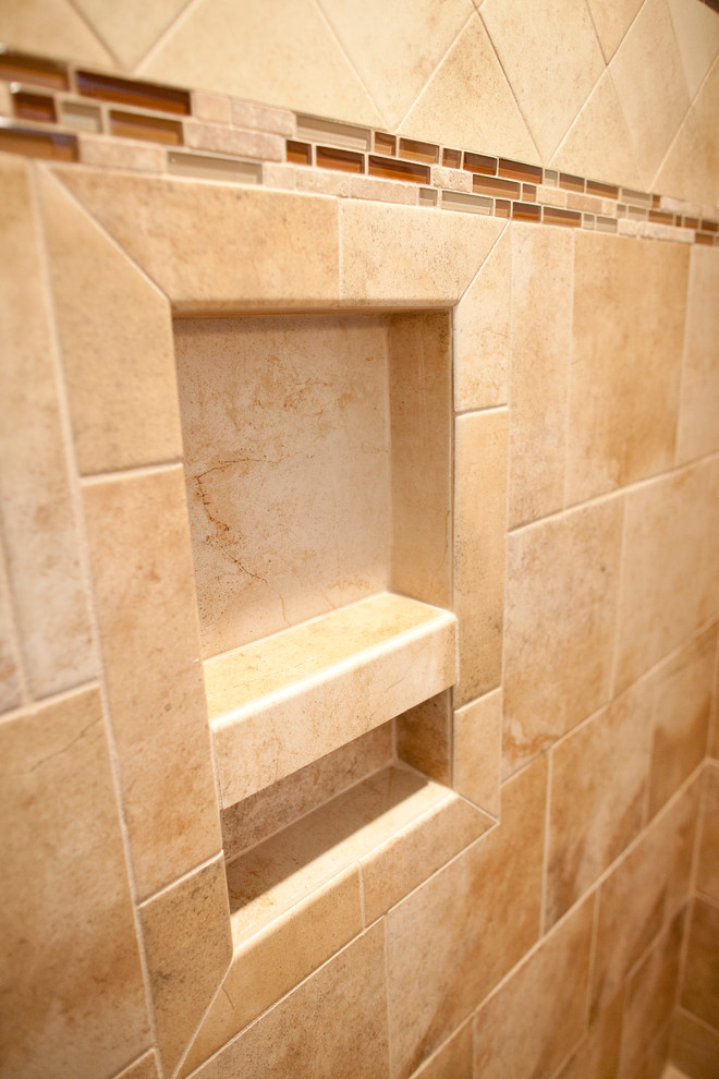 Imagen de cuarto de baño grande con lavabo encastrado, encimera de granito, sanitario de dos piezas, baldosas y/o azulejos beige y suelo de madera en tonos medios