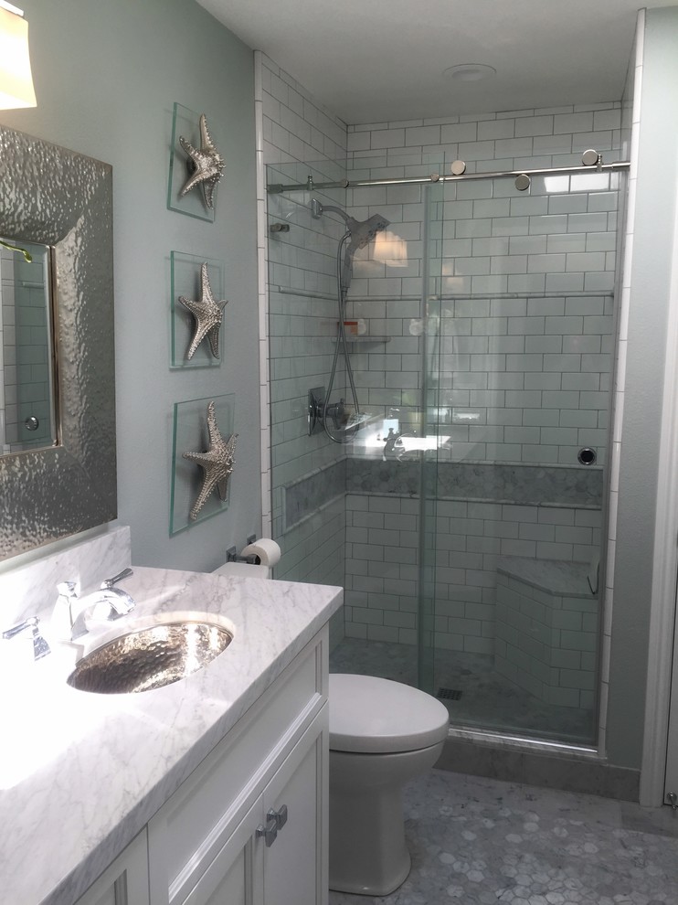 Idées déco pour une petite salle de bain principale classique avec un placard à porte shaker, des portes de placard blanches, un carrelage blanc, un carrelage métro, un lavabo posé et un plan de toilette en marbre.