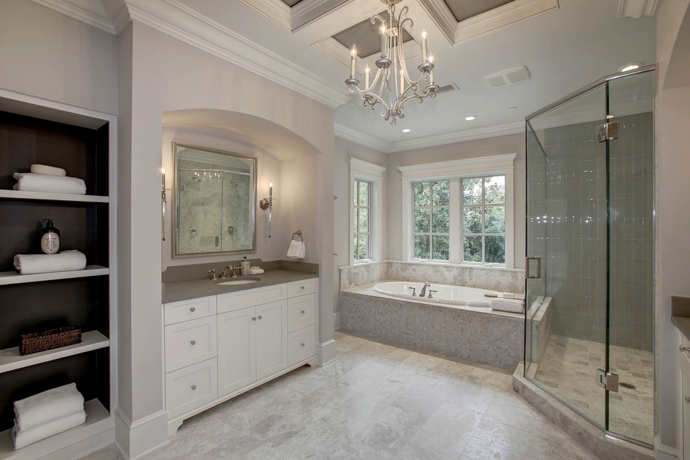 Idéer för ett stort amerikanskt en-suite badrum, med ett nedsänkt handfat, luckor med upphöjd panel, vita skåp, marmorbänkskiva, ett platsbyggt badkar, en hörndusch, beige kakel och grå väggar