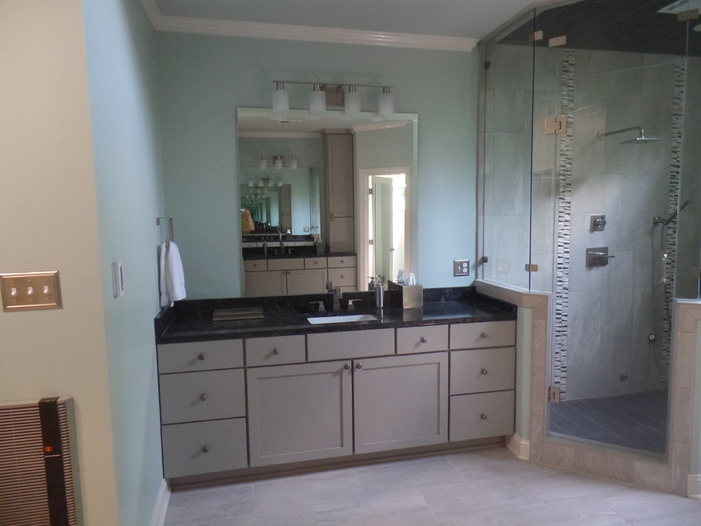 Inredning av ett klassiskt stort en-suite badrum, med ett undermonterad handfat, skåp i shakerstil, grå skåp, bänkskiva i kvarts, ett fristående badkar, en dusch i en alkov, en toalettstol med separat cisternkåpa, grå kakel, porslinskakel, gröna väggar och klinkergolv i porslin
