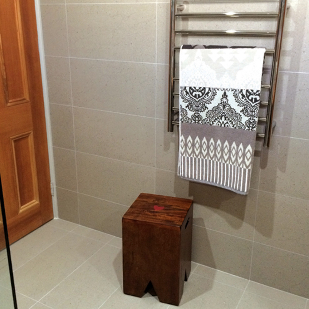 Immagine di una piccola stanza da bagno padronale tropicale con nessun'anta, ante in legno bruno, doccia aperta, piastrelle grigie, piastrelle in gres porcellanato, pavimento in gres porcellanato, lavabo a bacinella e top in legno