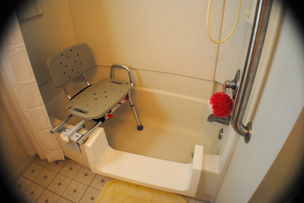 На фото: ванная комната среднего размера в классическом стиле с угловой ванной, душем над ванной, бежевыми стенами, полом из винила, разноцветным полом и шторкой для ванной с