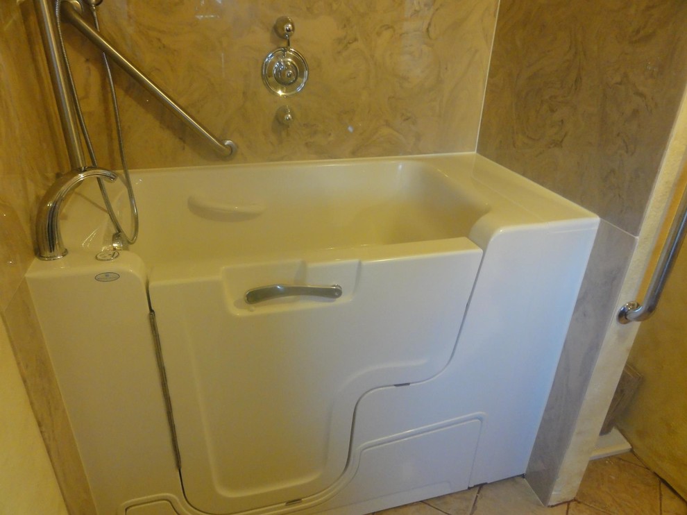 Klassisk inredning av ett mellanstort badrum, med ett hörnbadkar och en dusch/badkar-kombination