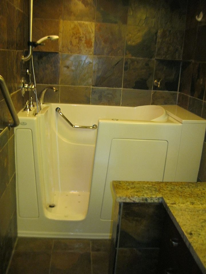 Стильный дизайн: ванная комната среднего размера в современном стиле с угловой ванной, душем над ванной, разноцветной плиткой, плиткой из сланца, разноцветными стенами, полом из сланца, столешницей из гранита и разноцветным полом - последний тренд