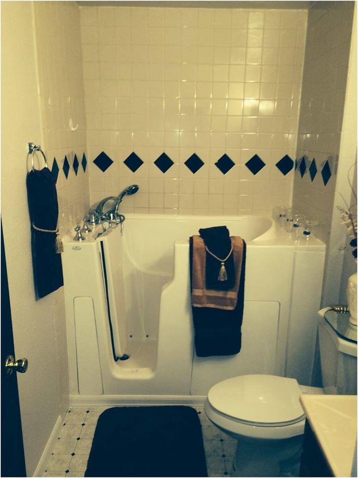 Пример оригинального дизайна: ванная комната среднего размера в современном стиле с угловой ванной, душем над ванной, раздельным унитазом, бежевой плиткой, керамической плиткой, бежевыми стенами, полом из винила, душевой кабиной, столешницей из ламината, разноцветным полом и открытым душем