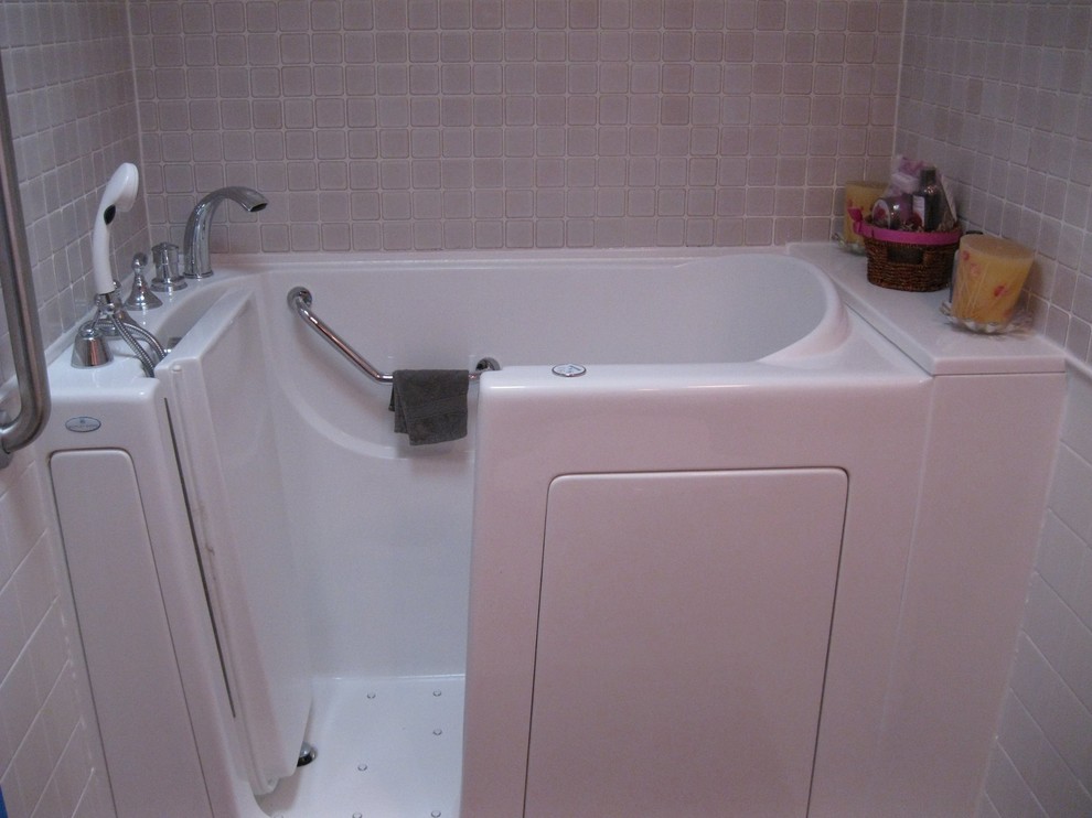 Immagine di una stanza da bagno con doccia contemporanea di medie dimensioni con vasca ad angolo, vasca/doccia, piastrelle grigie, piastrelle a mosaico, pareti grigie e porta doccia a battente