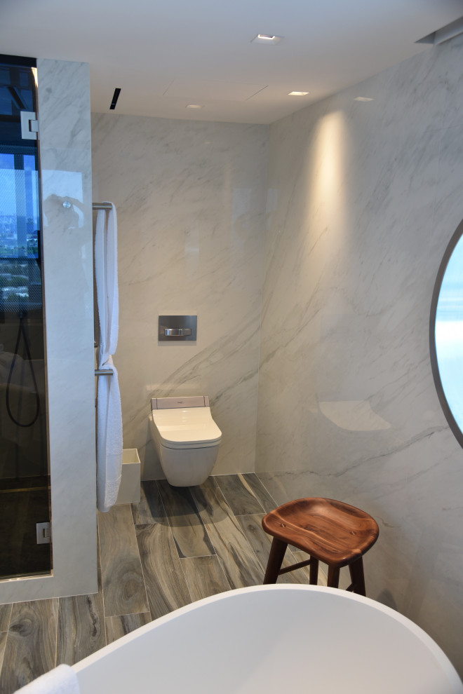Источник вдохновения для домашнего уюта: большая главная ванная комната в стиле модернизм с двойным душем, разноцветной плиткой, мраморной плиткой, разноцветными стенами, полом из керамогранита, синим полом и душем с распашными дверями
