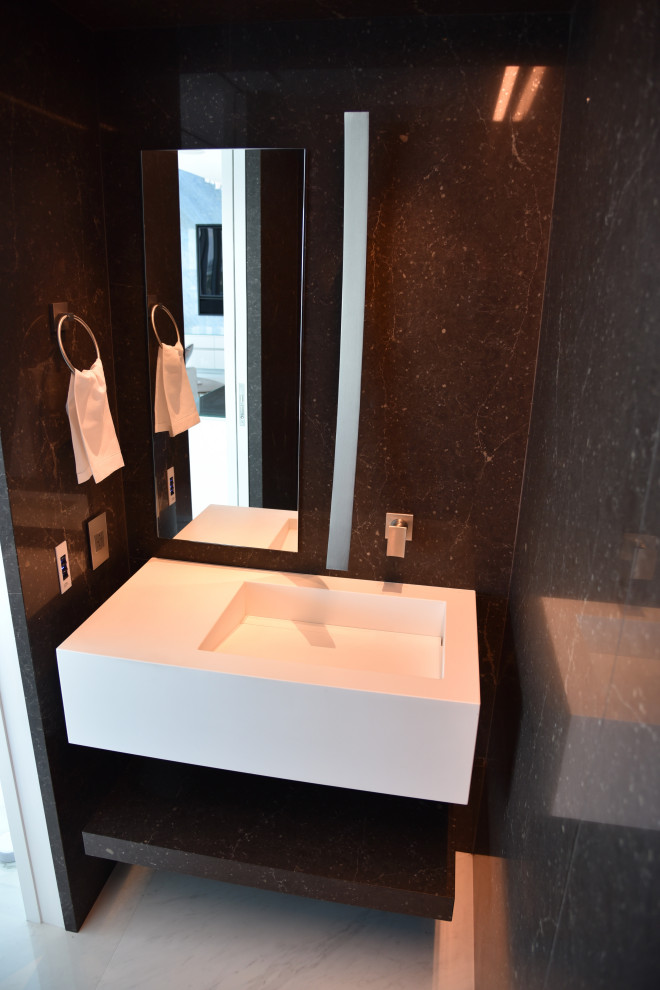 Idéer för stora funkis en-suite badrum, med svarta skåp, ett fristående badkar, en dubbeldusch, en vägghängd toalettstol, flerfärgad kakel, marmorkakel, flerfärgade väggar, klinkergolv i porslin, ett integrerad handfat, granitbänkskiva, blått golv och dusch med gångjärnsdörr