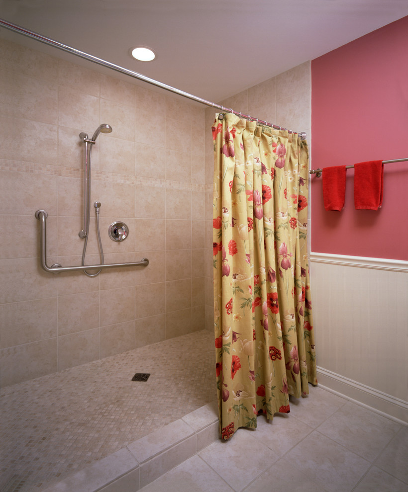 На фото: ванная комната среднего размера в классическом стиле с бежевой плиткой, керамической плиткой, розовыми стенами, полом из керамической плитки, бежевым полом, шторкой для ванной, душевой кабиной, фасадами с выступающей филенкой, белыми фасадами, душем в нише, врезной раковиной, мраморной столешницей, унитазом-моноблоком, белой столешницей, зеркалом с подсветкой, тумбой под одну раковину, напольной тумбой, потолком с обоями и обоями на стенах с