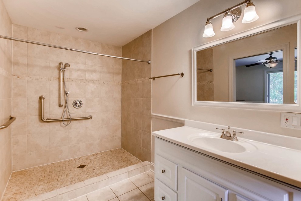 На фото: ванная комната среднего размера в классическом стиле с фасадами с выступающей филенкой, белыми фасадами, душем в нише, бежевой плиткой, керамической плиткой, бежевыми стенами, полом из керамической плитки, душевой кабиной, врезной раковиной, мраморной столешницей, бежевым полом, шторкой для ванной, унитазом-моноблоком, белой столешницей, зеркалом с подсветкой, тумбой под одну раковину, напольной тумбой, потолком с обоями и обоями на стенах с