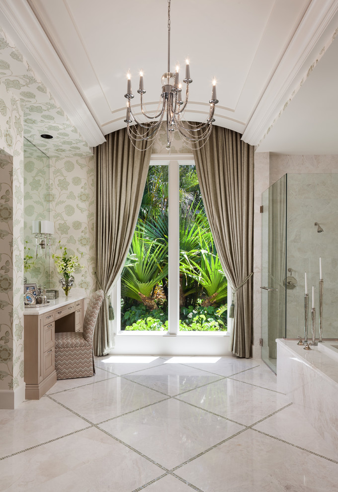 Idée de décoration pour une salle de bain tradition avec un placard avec porte à panneau encastré, des portes de placard beiges, une douche à l'italienne et un carrelage beige.