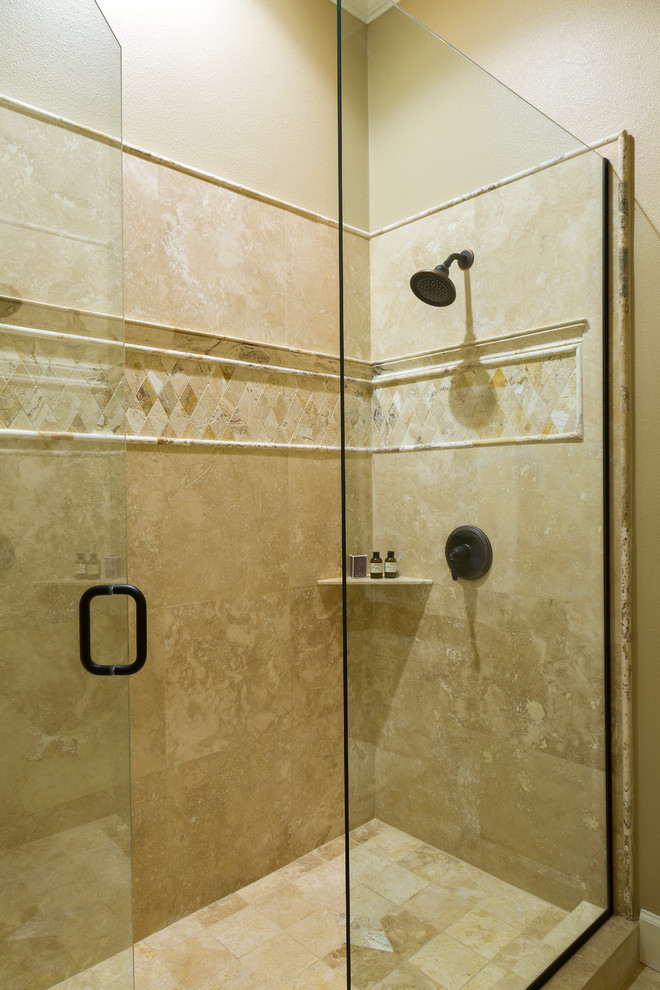 Foto di una stanza da bagno tradizionale di medie dimensioni con doccia alcova, piastrelle beige, piastrelle in pietra, pareti beige e pavimento in travertino