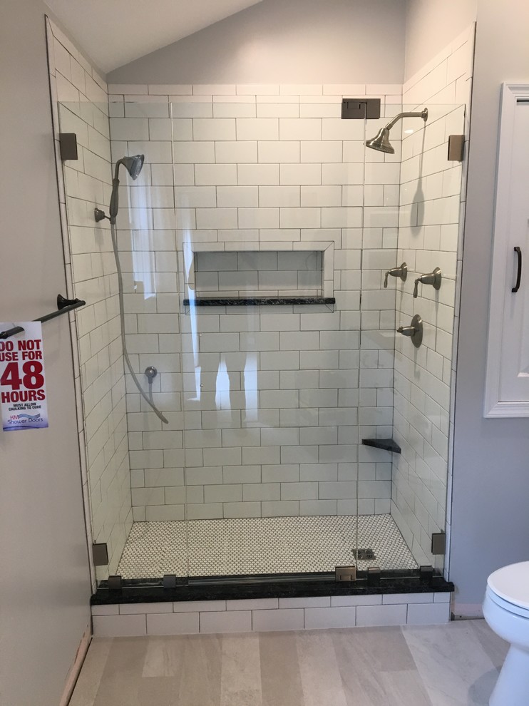 Immagine di una piccola stanza da bagno chic con doccia alcova, piastrelle bianche, piastrelle diamantate, pareti grigie, pavimento in gres porcellanato, pavimento grigio e porta doccia a battente