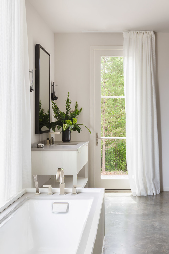 Inredning av ett modernt mellanstort beige beige en-suite badrum, med släta luckor, skåp i ljust trä, vita väggar, betonggolv, ett undermonterad handfat, beiget golv och med dusch som är öppen