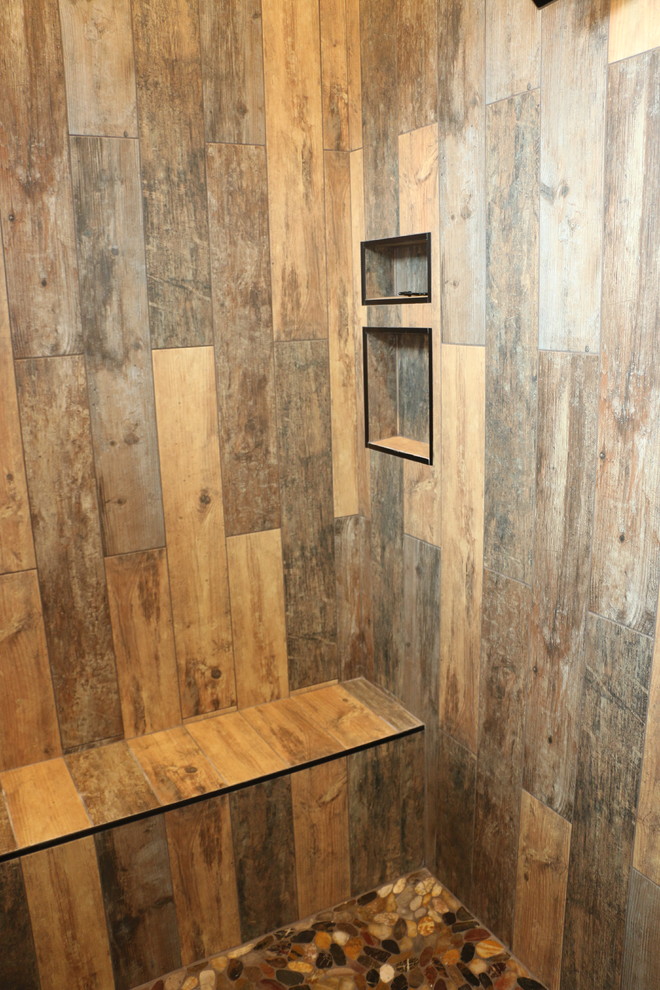 Cette photo montre une douche en alcôve principale montagne en bois vieilli de taille moyenne avec un placard à porte shaker, une baignoire indépendante, un mur blanc, un sol en bois brun, un lavabo encastré, un plan de toilette en surface solide, un sol marron et un plan de toilette noir.