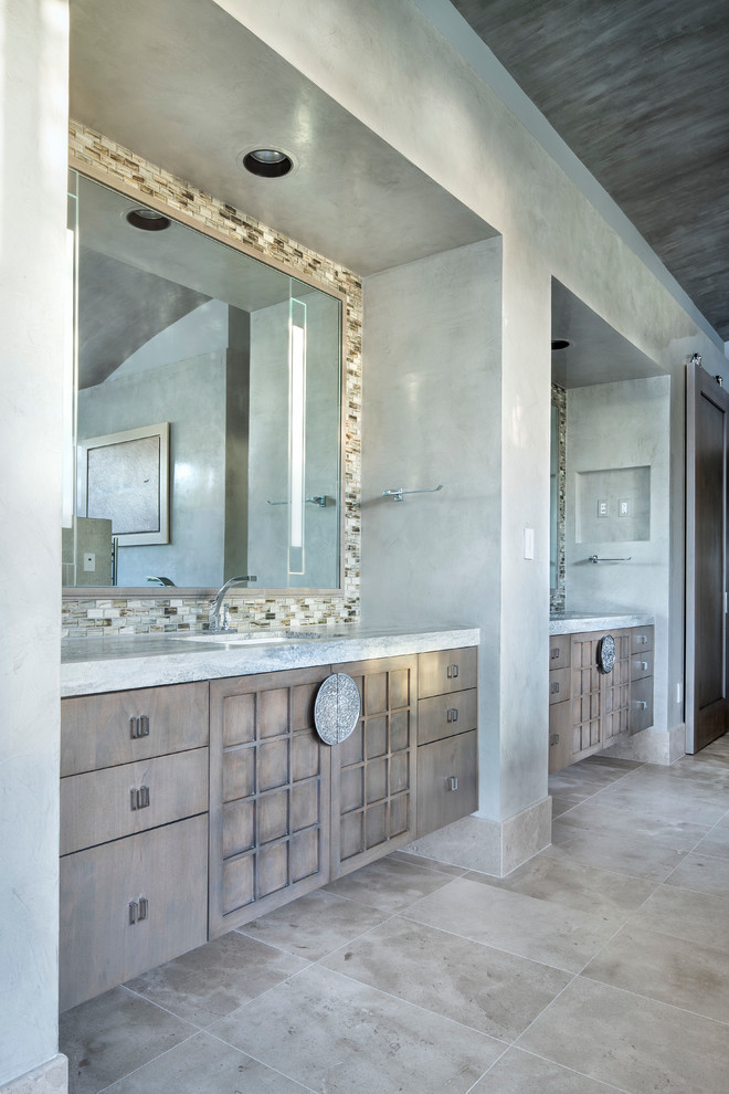 Ejemplo de cuarto de baño principal actual grande con bañera exenta, ducha esquinera y lavabo sobreencimera