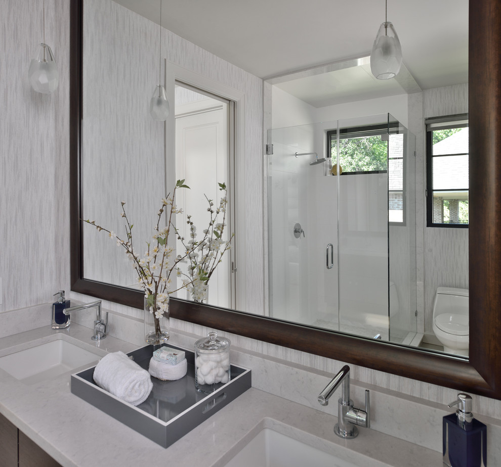 Foto di una stanza da bagno moderna di medie dimensioni con ante lisce, ante in legno bruno, vasca/doccia, top in quarzo composito e pavimento grigio