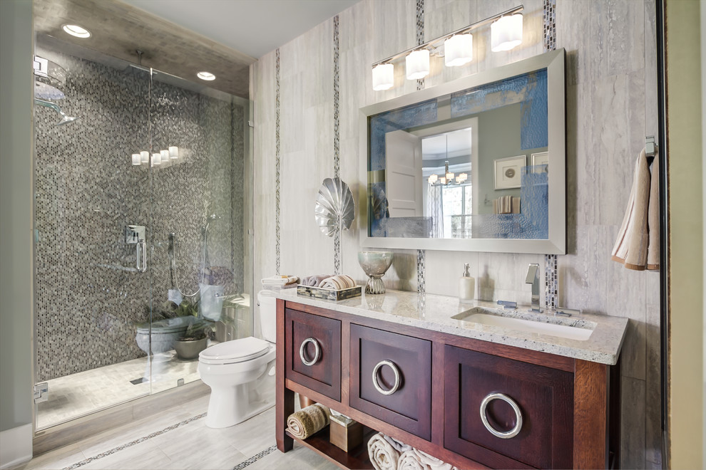 Ejemplo de cuarto de baño clásico renovado con armarios con paneles lisos, puertas de armario de madera oscura, encimera de granito, baldosas y/o azulejos grises, baldosas y/o azulejos en mosaico, paredes grises y suelo de baldosas de cerámica