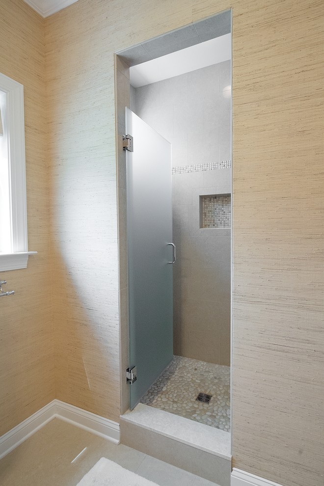 Exemple d'une grande douche en alcôve principale craftsman en bois foncé avec un placard avec porte à panneau surélevé, un carrelage beige, une plaque de galets, un mur beige, carreaux de ciment au sol, un lavabo encastré et un plan de toilette en granite.