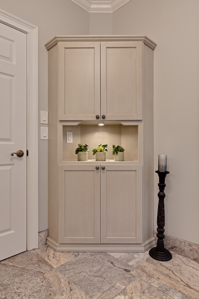 Imagen de cuarto de baño principal tradicional grande con armarios con paneles empotrados, puertas de armario beige, paredes grises, suelo de baldosas de porcelana y suelo beige